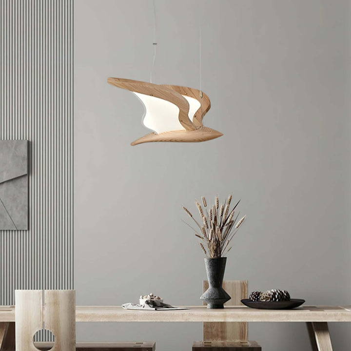 Wisząca lampa z drewna i metalu o eleganckim designie
