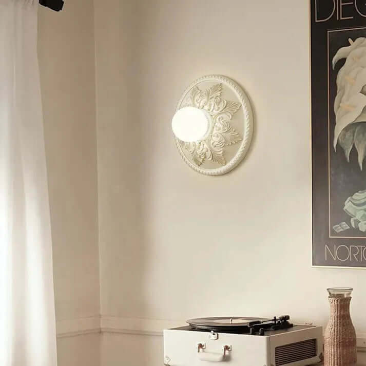 Nowoczesna lampa ścienna z żywicy w kolorze mlecznej kawy