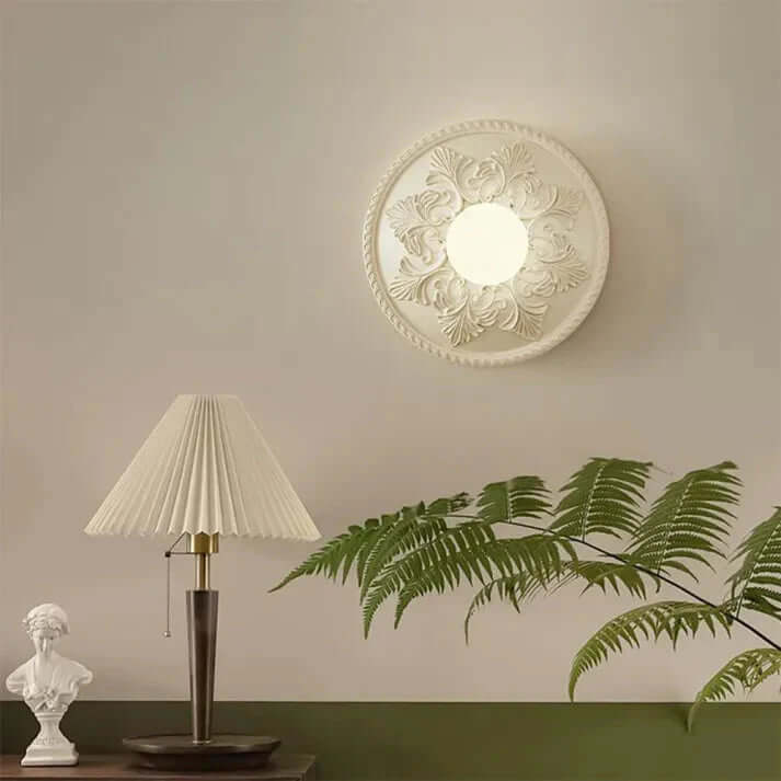 Nowoczesna lampa ścienna z żywicy w kolorze mlecznej kawy