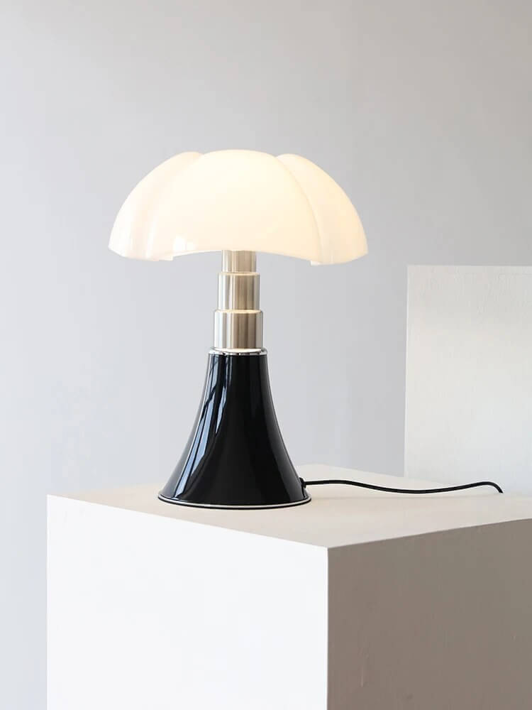 Zbliżenie na podstawę lampy stołowej Flower