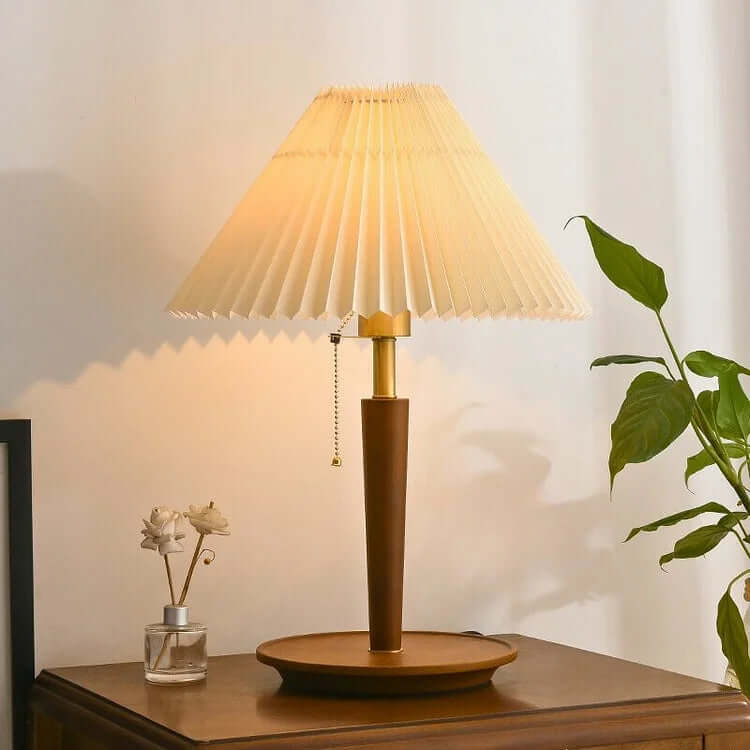 Plisowana lampa stołowa drewniana