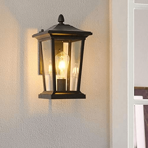 Lampa ścienna widoczna z boku, pokazująca jej kształt i materiał