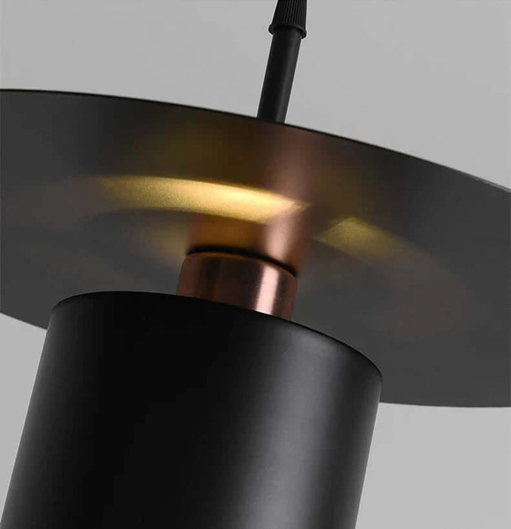 Designerska lampa wisząca z metalowym kloszem