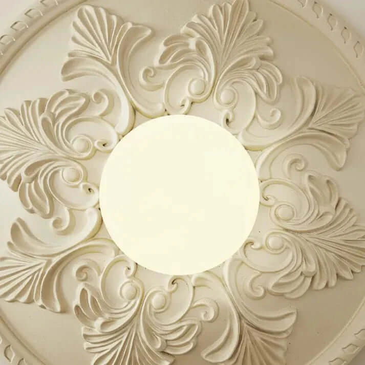 Nowoczesna lampa ścienna z żywicy w kolorze mlecznej kawy