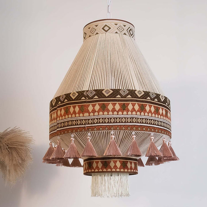 Efektowna lampa boho z plecionymi frędzlami