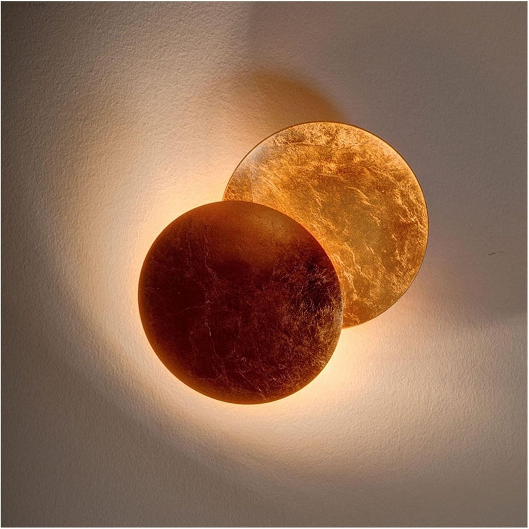 Nowoczesna lampa ścienna LED, skandynawski design zaćmienia, miedziana konstrukcja, złote mosiężne wykończenie, miękkie światło.