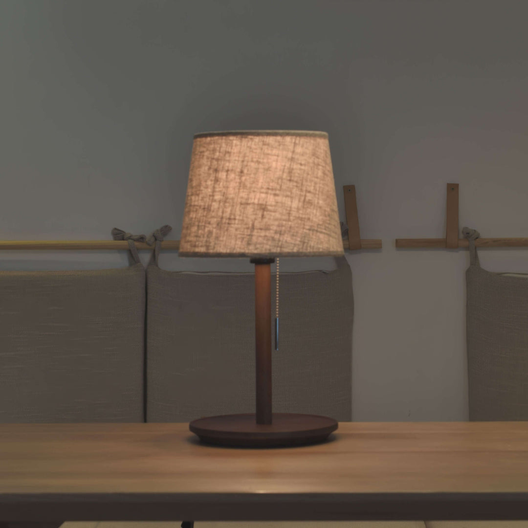 Delikatna Poświata - Nordycka Lampa Orzechowa z Luksusowymi Akcentami z Tkaniny