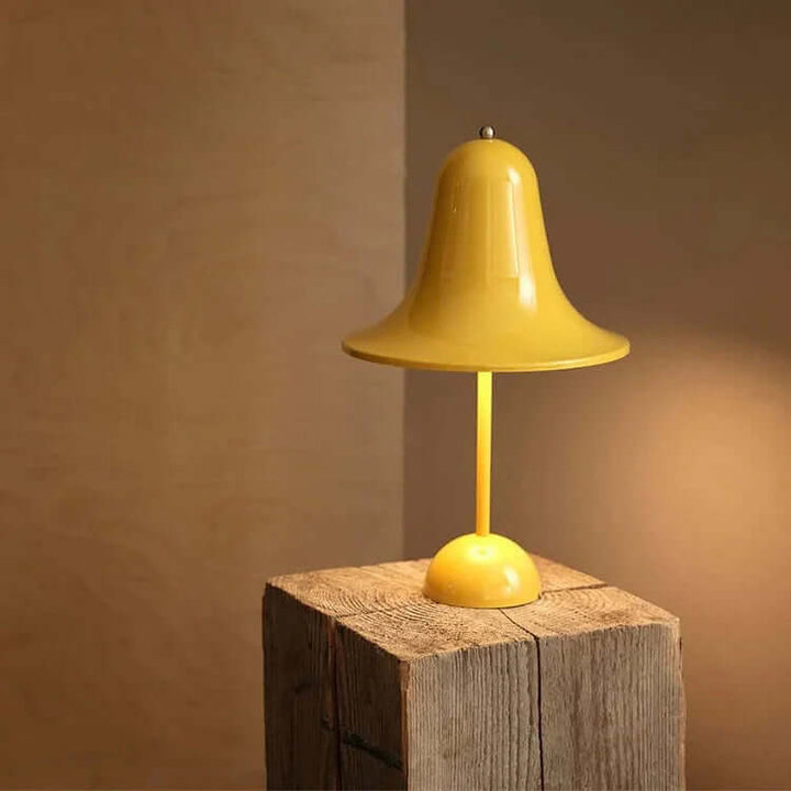 Przenośna lampa LED Oramaglo na stoliku nocnym