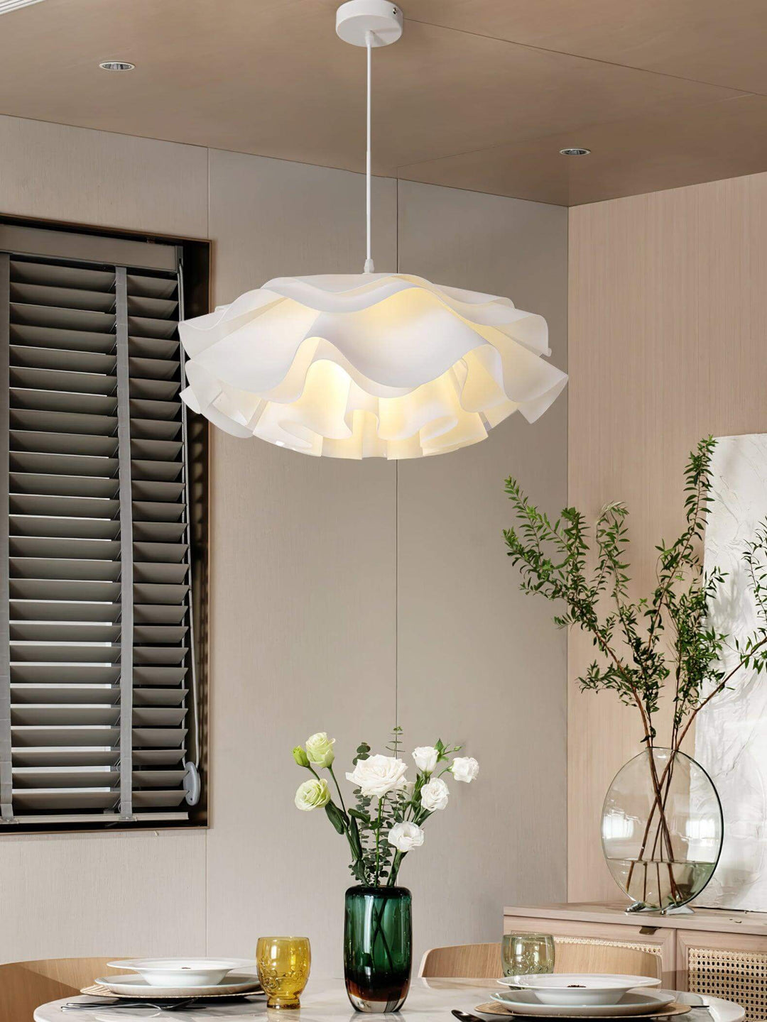Lampa wisząca kwiatowa, biała, zbliżenie
