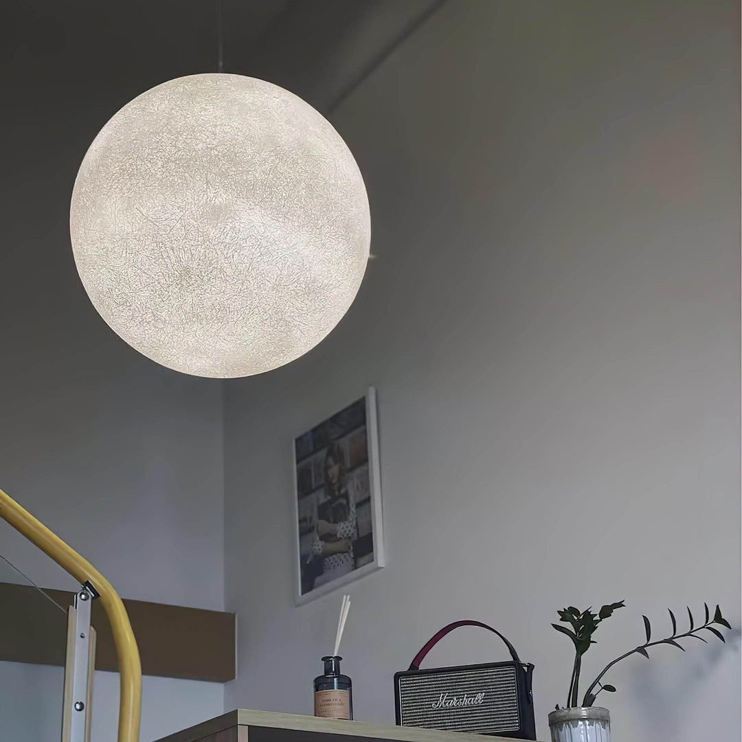 Lampa wisząca w kształcie księżyca