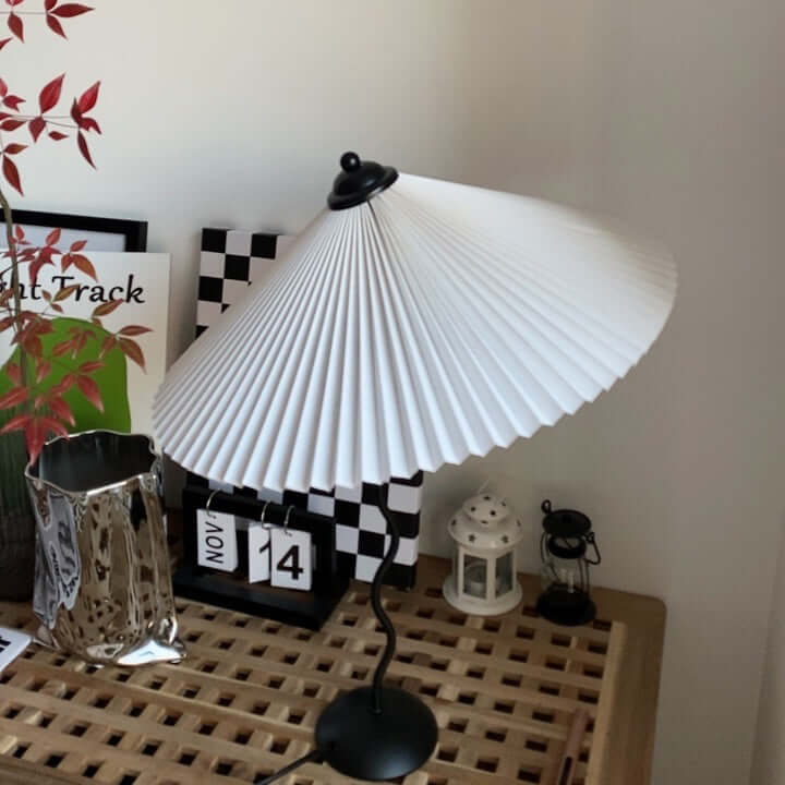 Lampa stołowa Squiggle z metalową podstawą