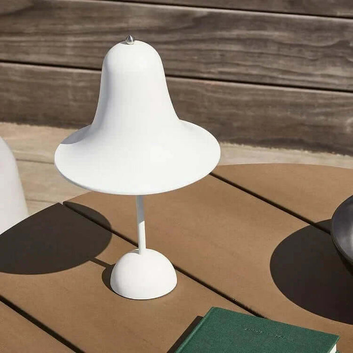 Stylowa lampa stołowa LED Oramaglo w salonie