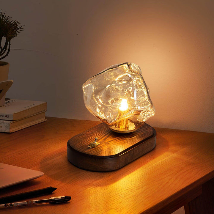 Szklana designerska lampa stołowa w kształcie bryły lodu