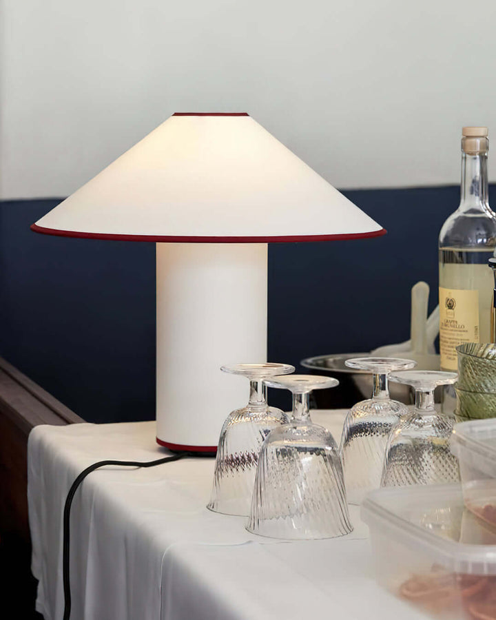 Lampa stołowa Colette w minimalistycznym wnętrzu