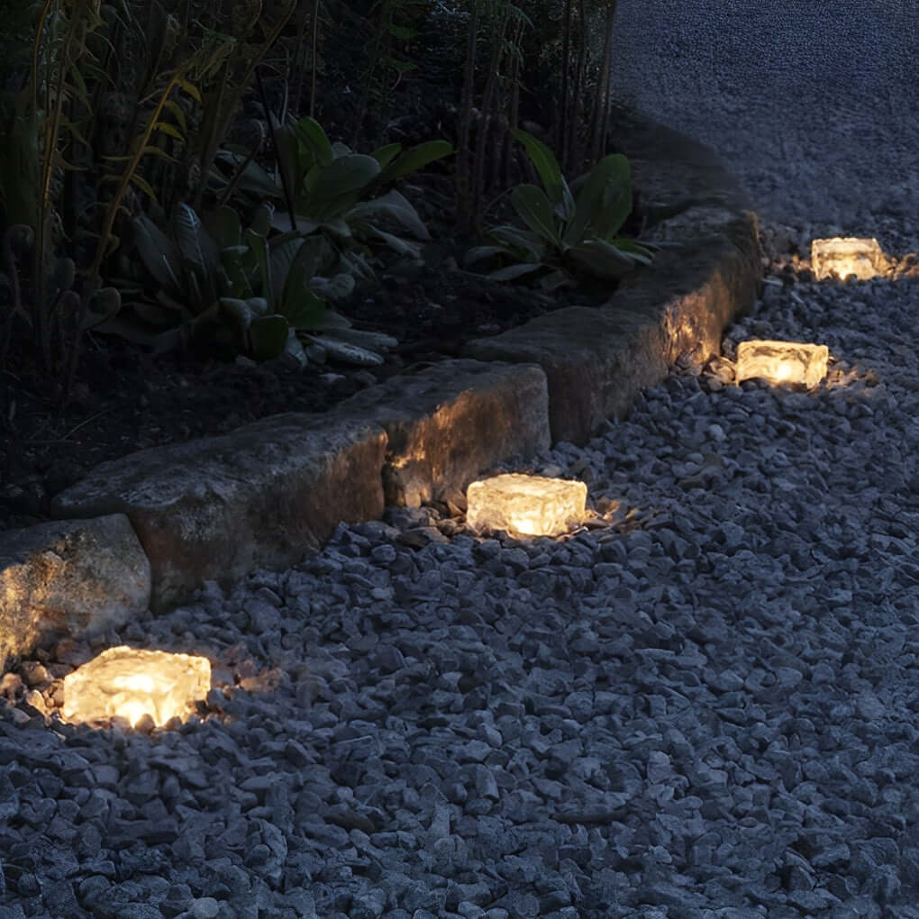 Kwadratowa lampa solarna na tarasie