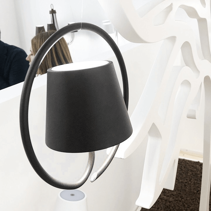 Lampa wisząca Emptyoo demonstrująca ciepłe światło