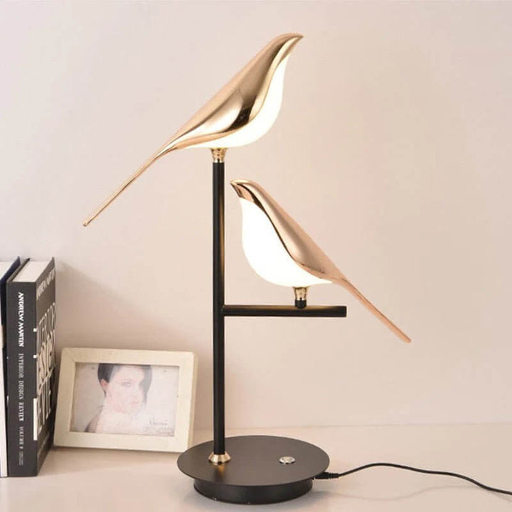Designerska lampka biurkowa LED emitująca ciepłe światło