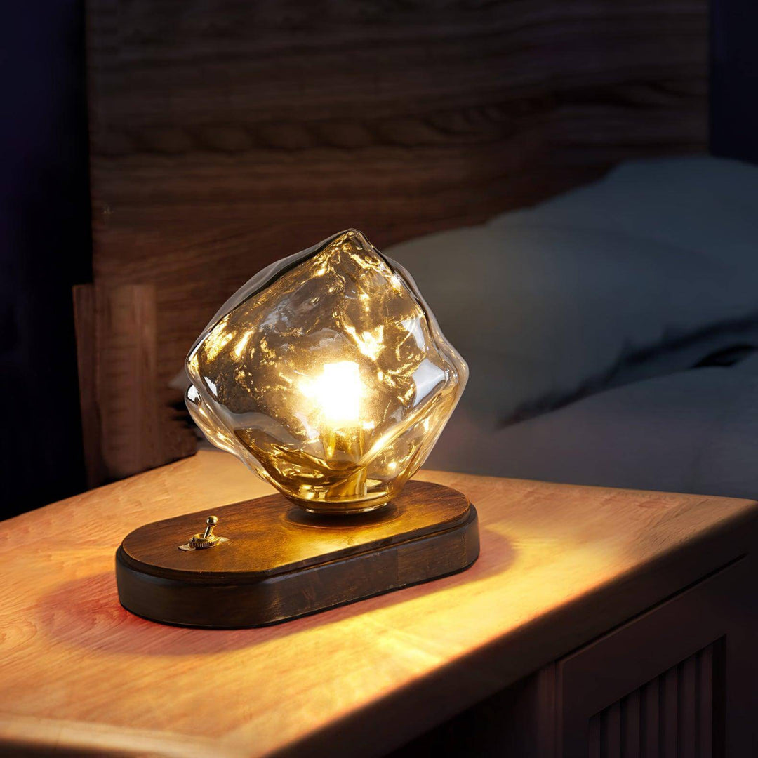 Włączona szklana designerska lampa stołowa z efektem światła