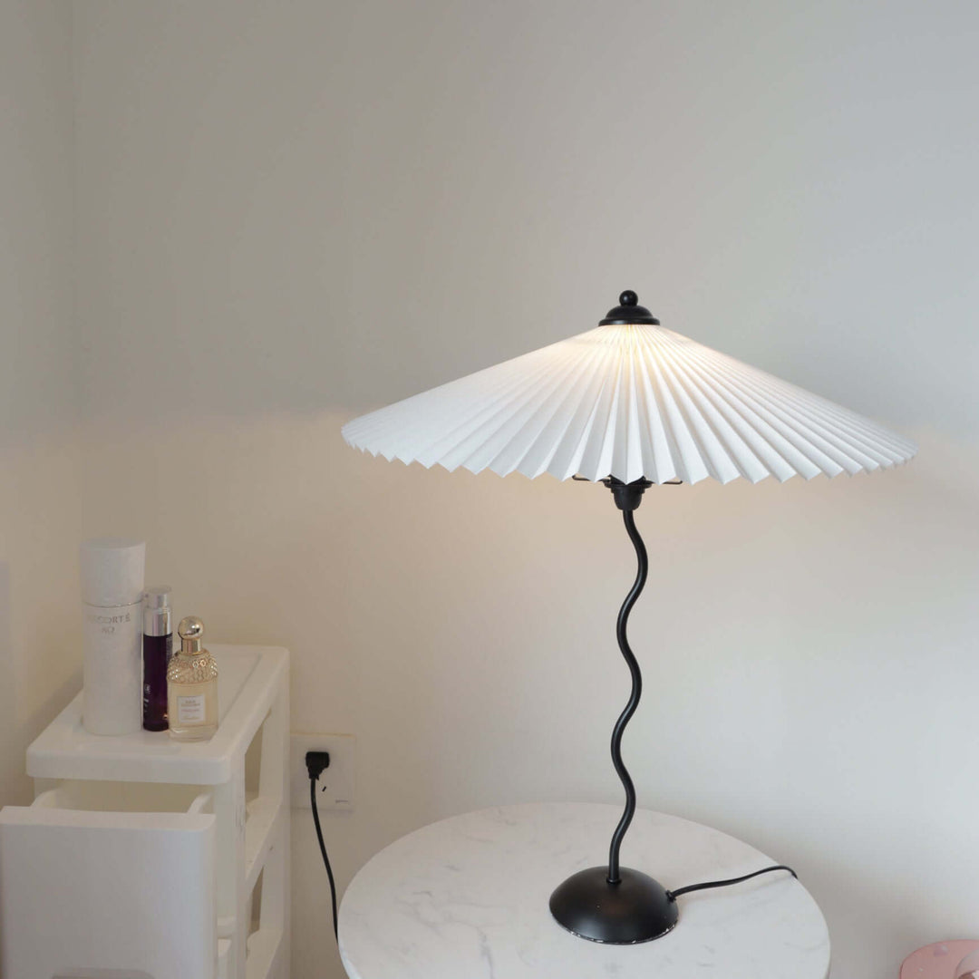 Lampa stołowa Squiggle w nowoczesnym wnętrzu
