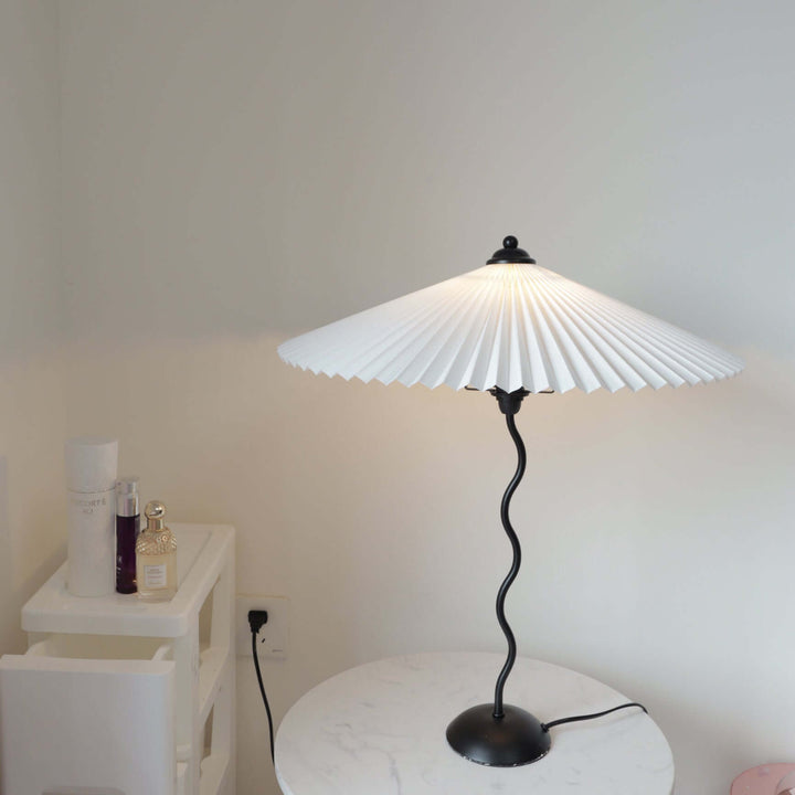 Lampa stołowa Squiggle w nowoczesnym wnętrzu