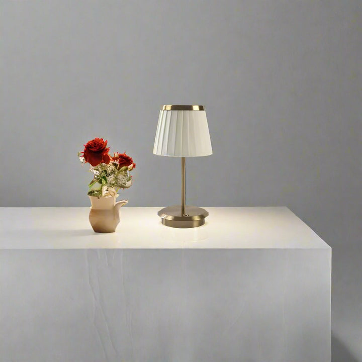 Klasyczna, elegancka lampa stołowa