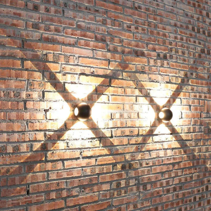 Elegancka czarna lampa ścienna o kulistym kształcie