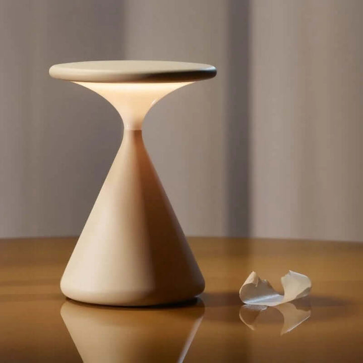 Detale lampy stołowej Aeron Hourglass w jasnym otoczeniu