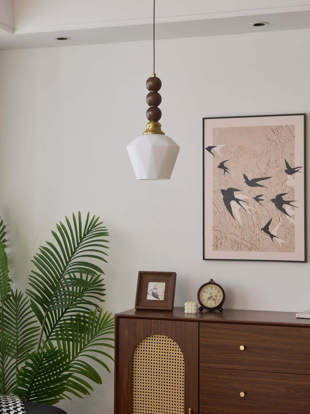 Elegancka szklana, drewniana i metalowa lampa wisząca