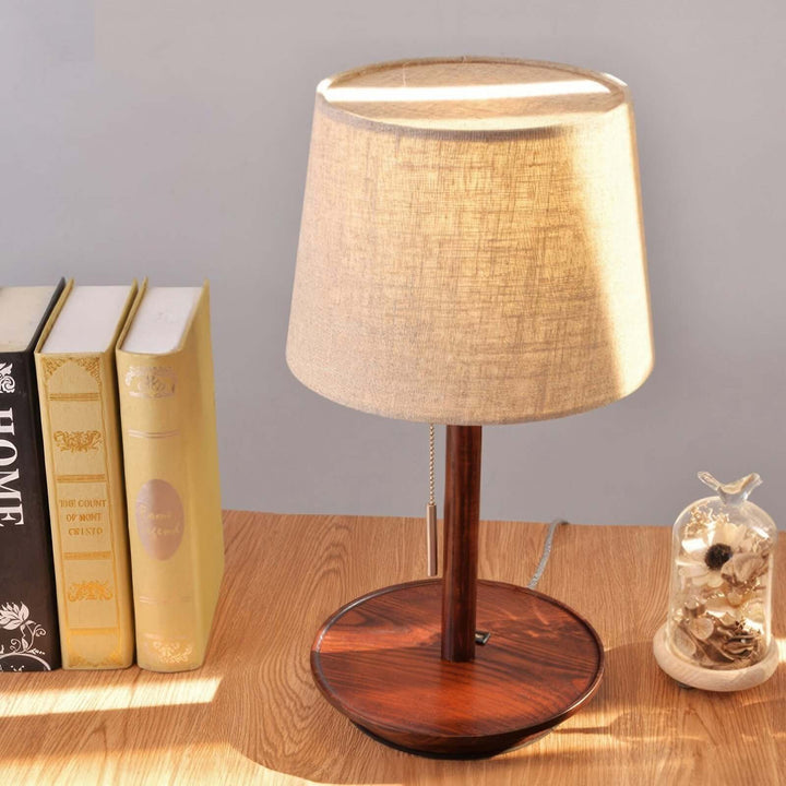 Delikatna Poświata - Nordycka Lampa Orzechowa z Luksusowymi Akcentami z Tkaniny