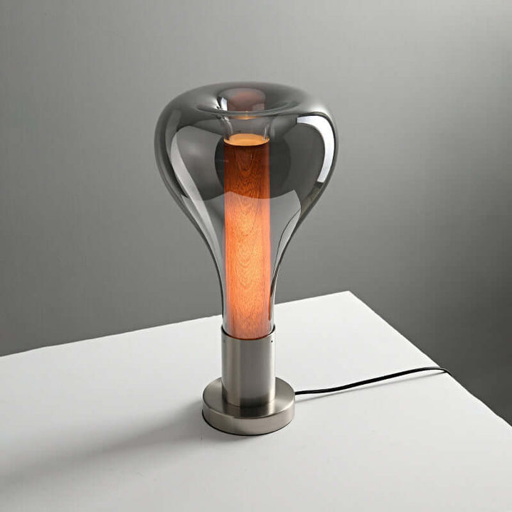 Lampa stołowa oświetlająca wnętrze