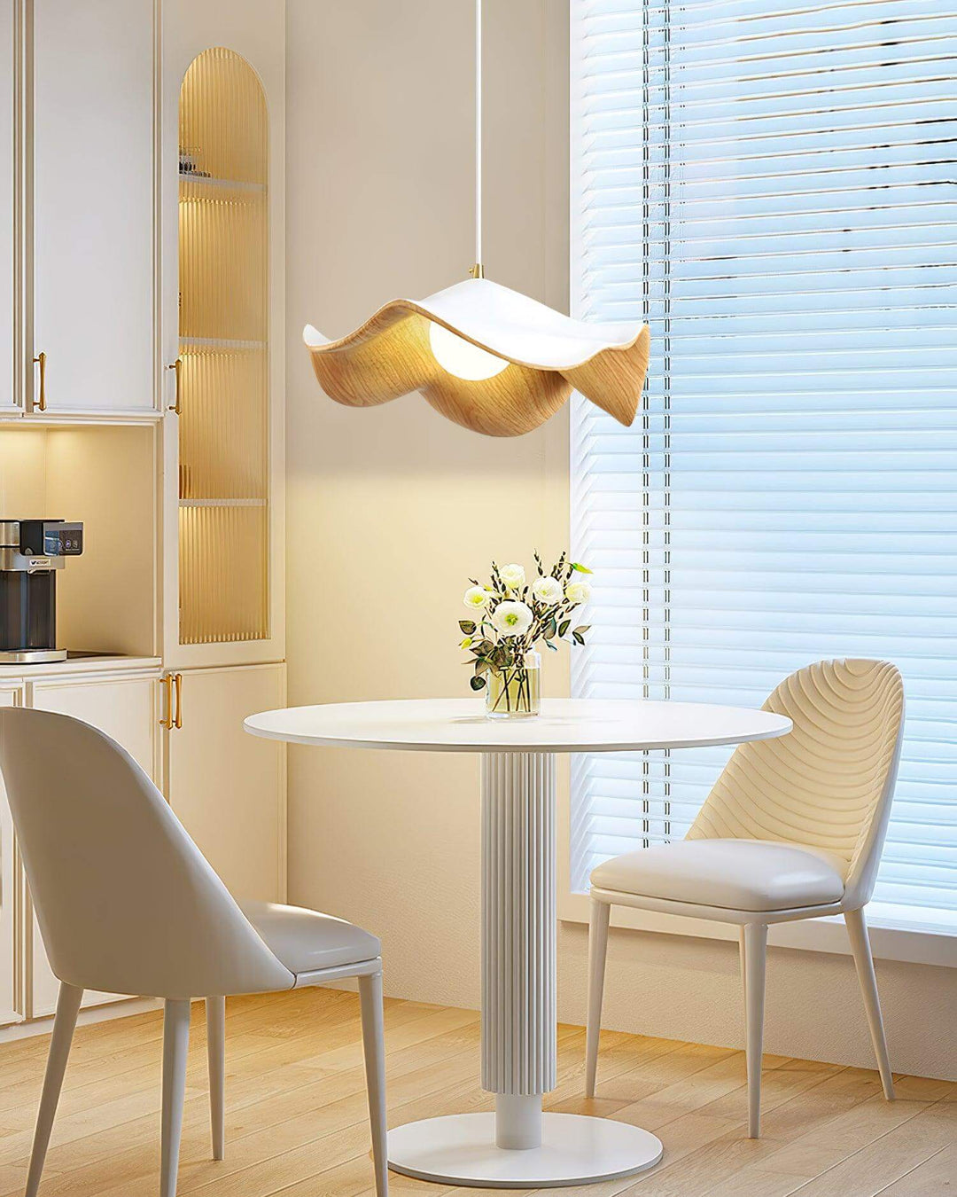 Lampa wisząca lotus z widocznym efektem transferu wodnego