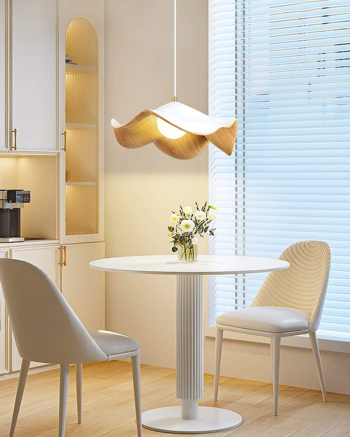 Lampa wisząca lotus z widocznym efektem transferu wodnego