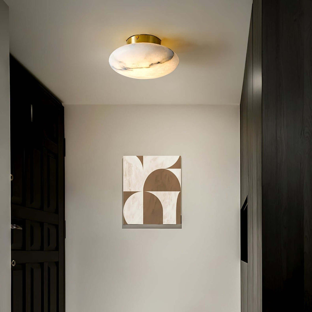 Owalna lampa sufitowa z alabastru i mosiądzu