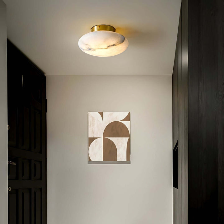 Owalna lampa sufitowa z alabastru i mosiądzu