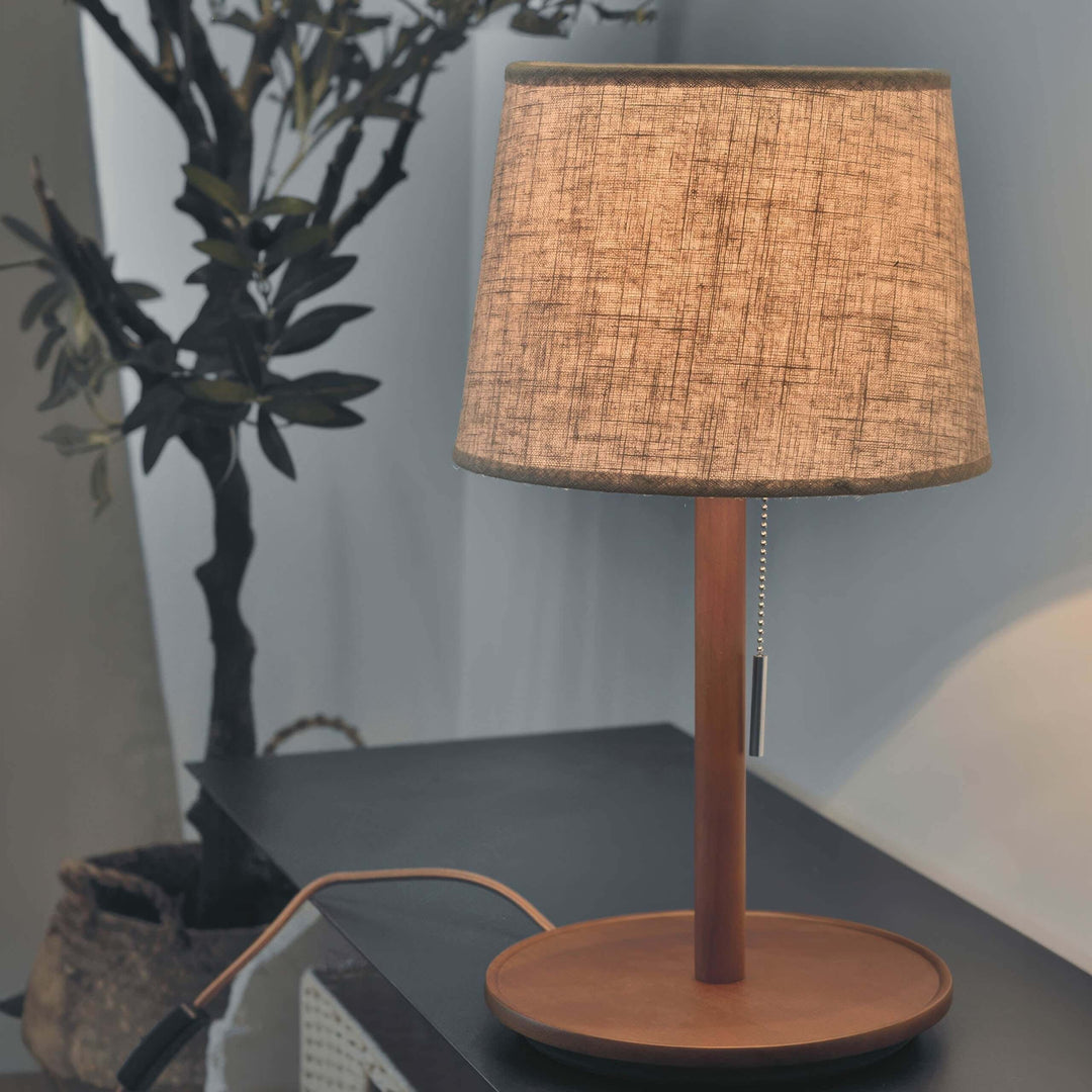 Delikatna Poświata - Nordycka Lampa Orzechowa z Luksusowymi Akcentami z Tkaniny