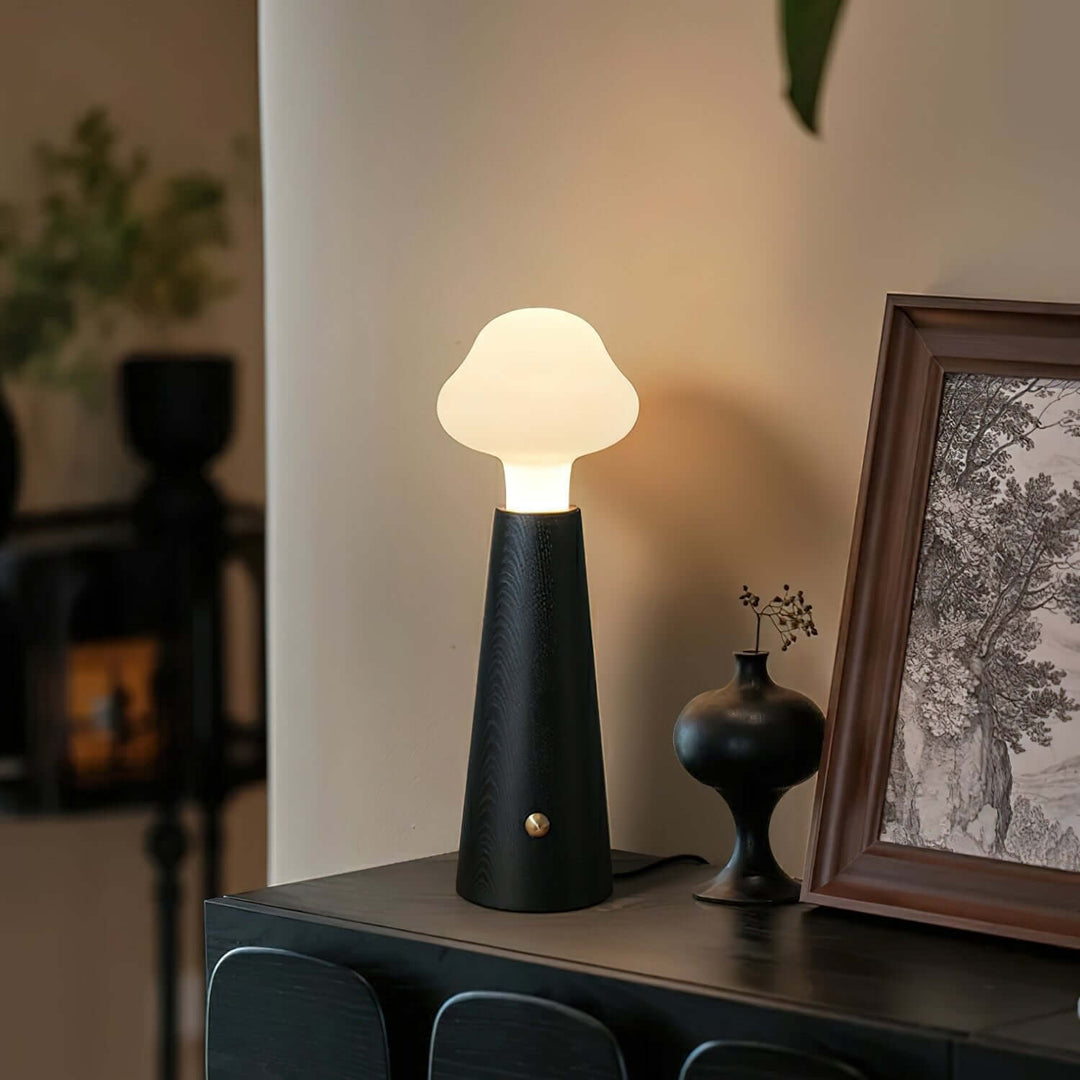 Lampa stołowa z drewnianą podstawą
