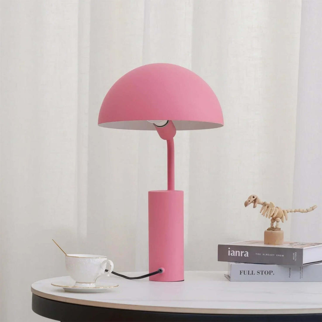 Metalowa lampa stołowa o trwałej konstrukcji