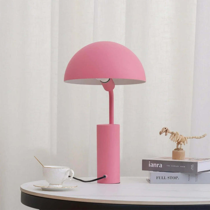 Metalowa lampa stołowa o trwałej konstrukcji
