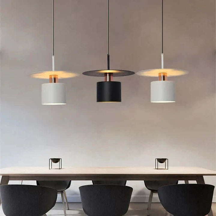 Lampa wisząca z metalowym kloszem, minimalistyczny design