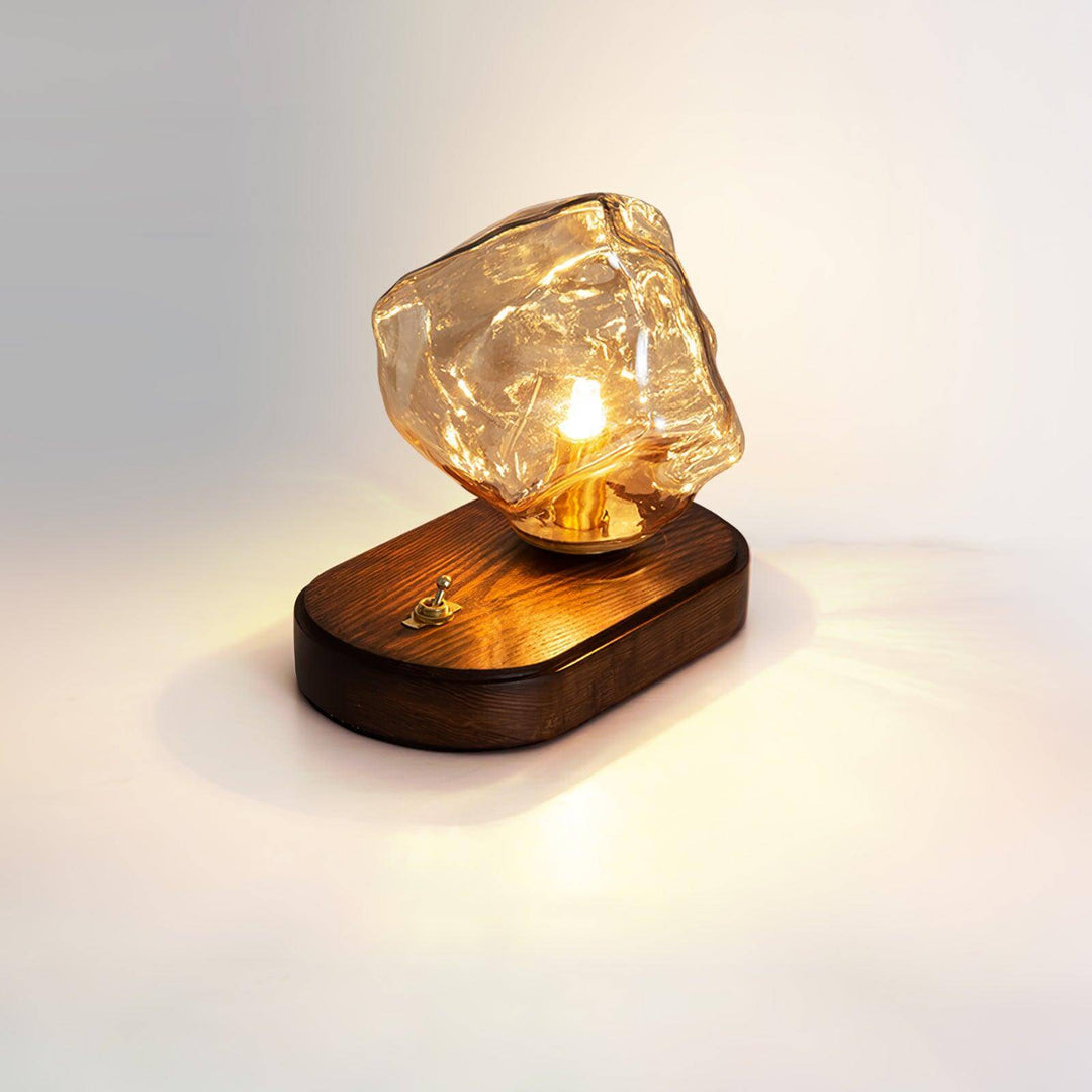 Szklana designerska lampa stołowa w kształcie bryły lodu prezentująca jakość