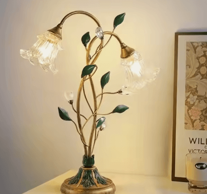 Nowa lampa stołowa w kształcie kwiatu