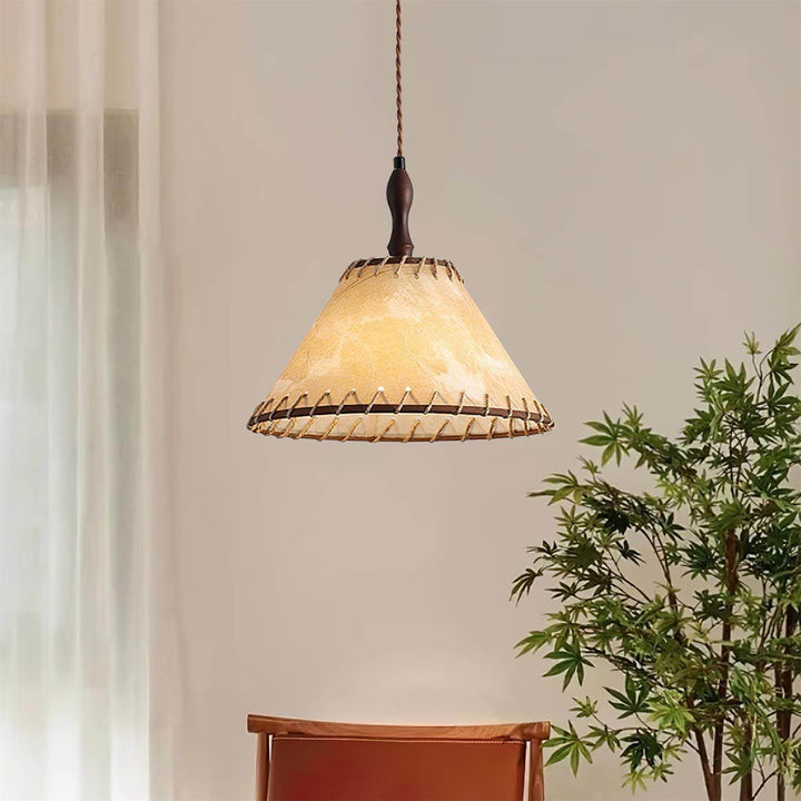 Elegancka lampa wisząca z drewna i tkaniny, idealna do salonu
