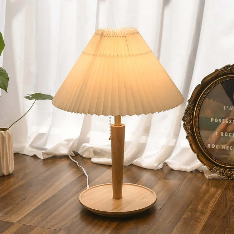 Plisowana lampa stołowa drewniana