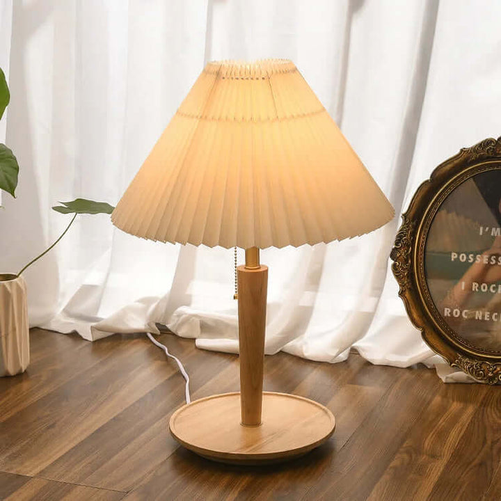 Plisowana lampa stołowa drewniana