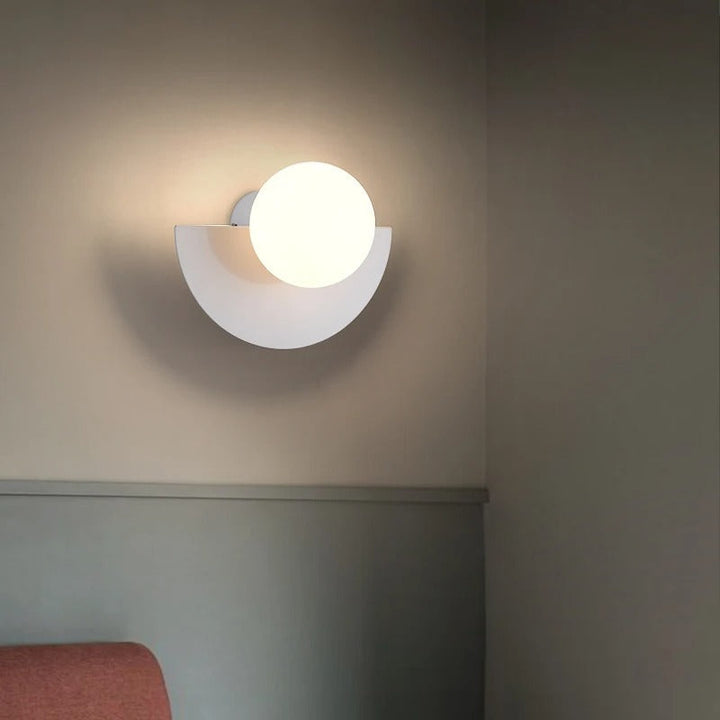 Nowoczesny nordycki półokrągły kinkiet, biały design, eleganckie i jasne wnętrze.