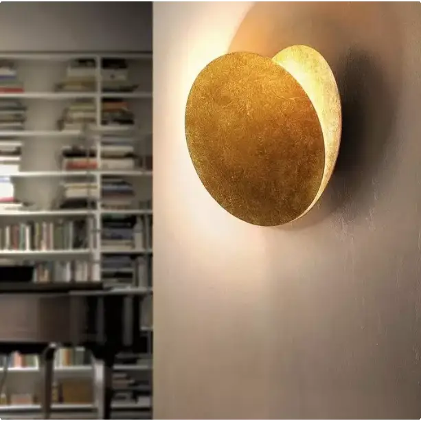 Nowoczesna lampa ścienna LED, skandynawski design zaćmienia, miedziana konstrukcja, złote mosiężne wykończenie, miękkie światło.