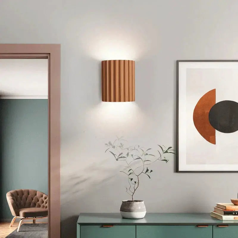 Nowoczesny kinkiet ścienny, elegancka żywica, czysty design, jasny kolor, idealny do salonu, sypialni lub przedpokoju.
