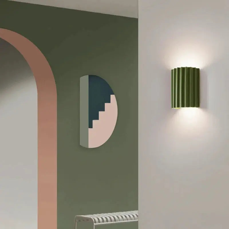 Nowoczesny kinkiet ścienny, elegancka żywica, czysty design, jasny kolor, idealny do salonu, sypialni lub przedpokoju.