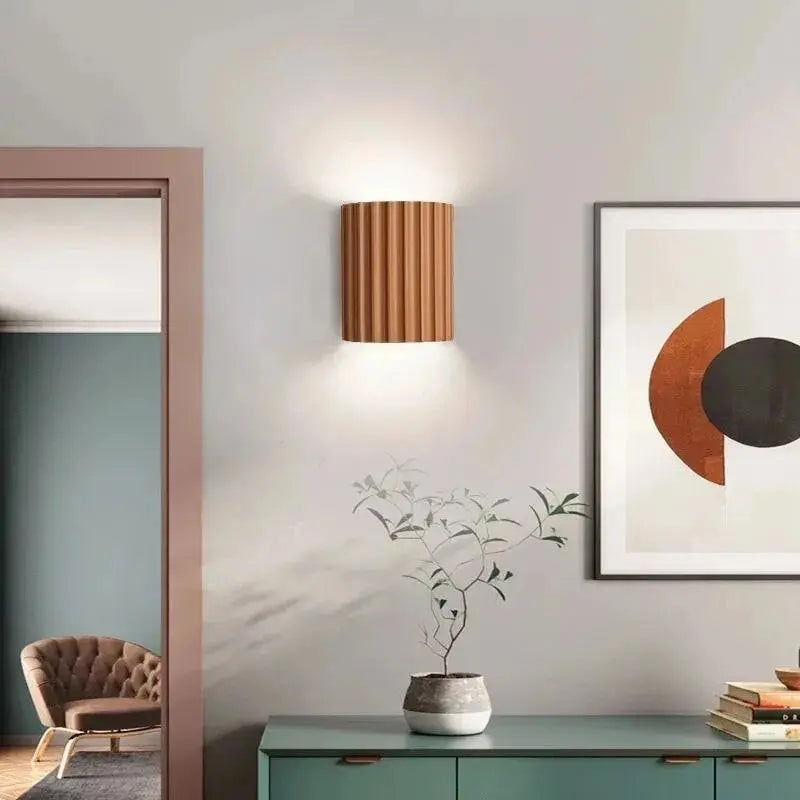 Nowoczesny kinkiet ścienny, elegancka żywica, czysty design, jasny kolor, idealny do salonu, sypialni lub przedpokoju.