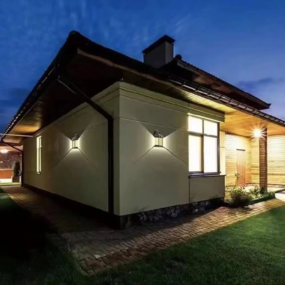 Biały solarny kinkiet z czujnikiem ruchu, wodoodporny, energooszczędny, 400 lumenów do oświetlenia zewnętrznego.